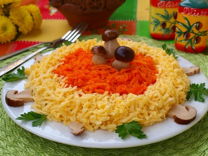 Как вкусно приготовить салат «лисичка» с красной рыбой: рецепт слоями