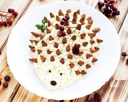 Праздничный салат «Ёжик»: ингредиенты и пошаговый рецепт с курицей, корейской морковкой и опятами слоями по порядку. Как вкусно приготовить салат «Ежик» с копченой колбасой, сыром, кириешками, чипсами, крабовыми палочками, детский: лучшие рецепты
