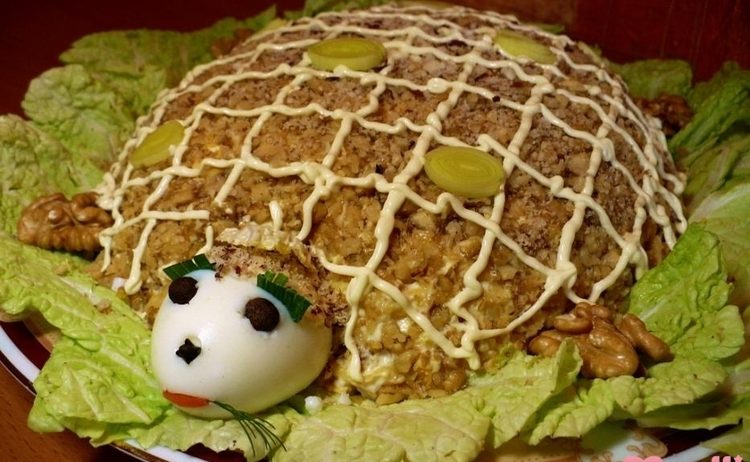 Салат «черепаха» с куриным филе, яблоком и сыром