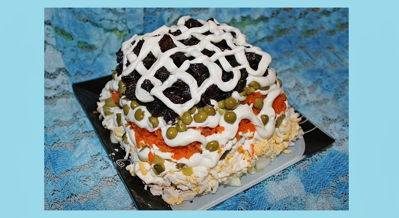 Праздничный салат «прага» с курицей, черносливом, грецким орехом и сыром слоями
