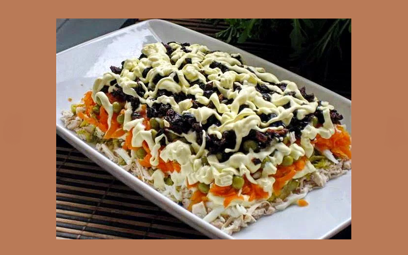 Салат «прага» с копченой колбасой, огурцом и сыром