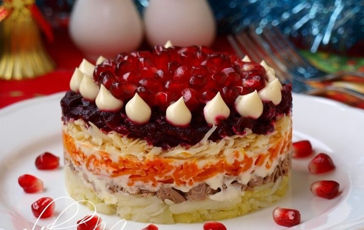 Украшение гранатовыми зернами