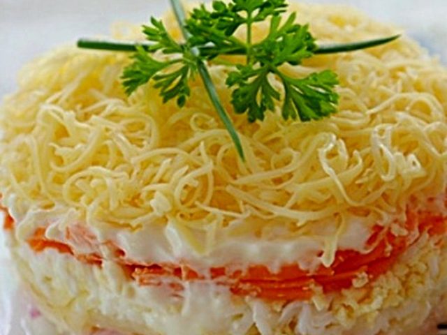 Праздничный салат «Нежность»: ингредиенты и пошаговый классический рецепт с курицей, черносливом и грецкими орехами слоями по порядку. Как вкусно приготовить салат «Нежность» с крабовыми палочками, ветчиной, грибами, кальмарами, сыром, мясом, яйцом, печенью трески: рецепты
