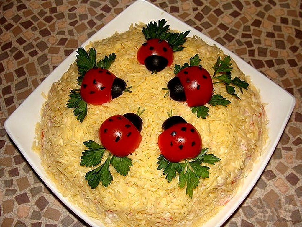 Салат "нежность" с курицей и помидорами черри