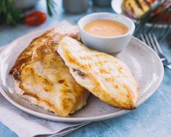 Отбивные из курицы в духовке и на сковороде: лучшие рецепты на праздничный стол. Как приготовить вкусные сочные куриные отбивные в кляре, с сыром и помидорами, панировочных сухарях, в яйце и муке, с грибами, луком, ананасом, картошкой: рецепты