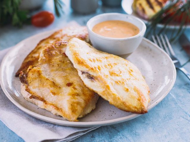 Отбивные из курицы в духовке и на сковороде: лучшие рецепты на праздничный стол. Как приготовить вкусные сочные куриные отбивные в кляре, с сыром и помидорами, панировочных сухарях, в яйце и муке, с грибами, луком, ананасом, картошкой: рецепты