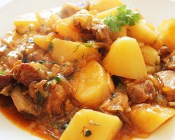 Жаркое по-домашнему с мясом и картошкой в горшочках в духовке и мультиварке: лучшие рецепты. Как вкусно приготовить жаркое из свинины, говядины, курицы, индейки, баранины, кролика с картошкой, грибами: рецепты