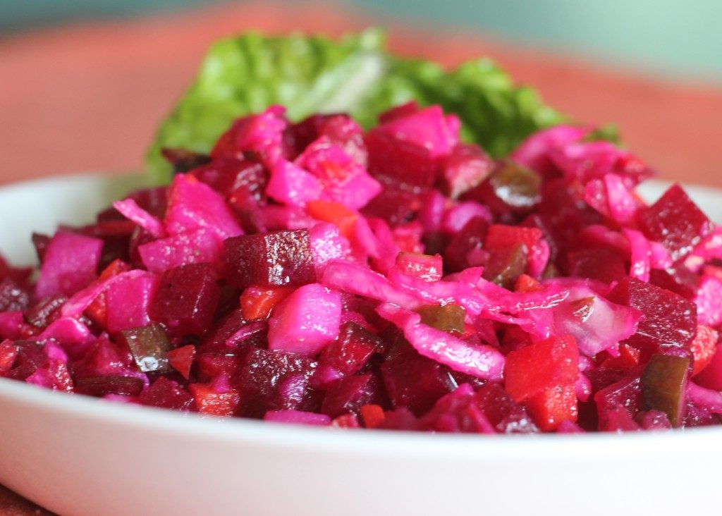 Аппетитный винегрет с маслом и картошкой в пиале