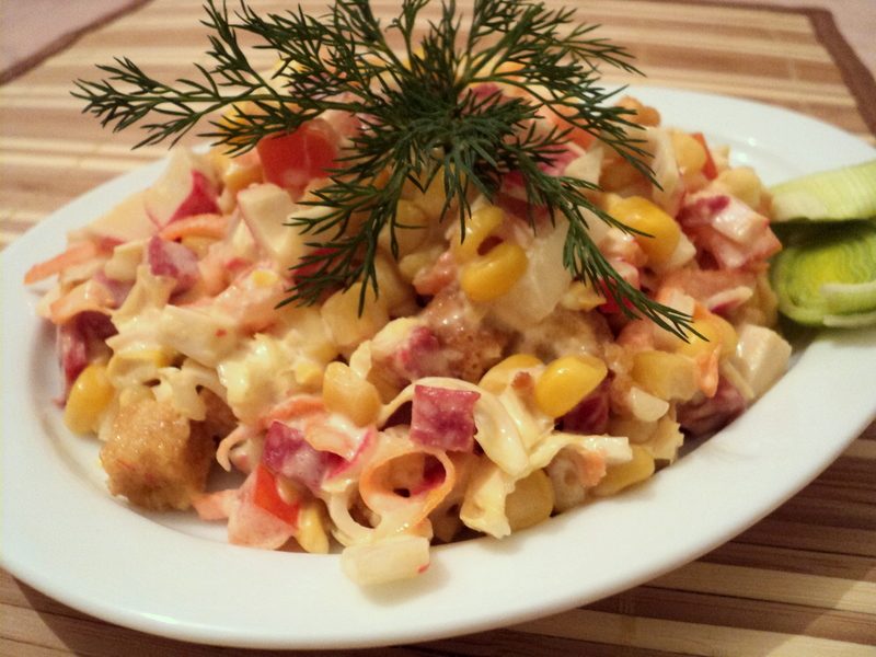 Салат с кириешками и маринованным луком, шпротами