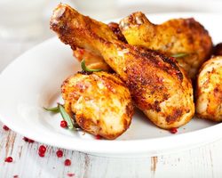 Куриные голени, ножки в духовке: лучшие рецепты. Как вкусно запечь куриные голени, ножки в духовке с картошкой, грибами, гречкой, рисом, сыром, овощами, макаронами, чесноком, хрустящей корочкой, в соусе, майонезе, сметане, слоеном тесте, кефире, панировке: рецепты