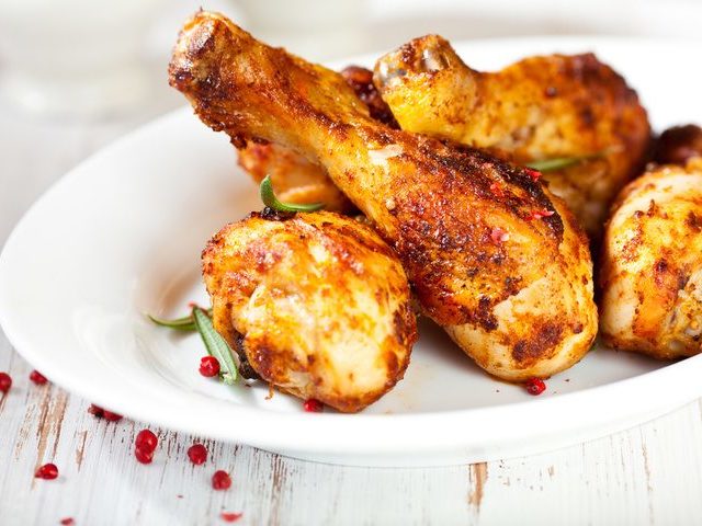 Куриные голени, ножки в духовке: лучшие рецепты. Как вкусно запечь куриные голени, ножки в духовке с картошкой, грибами, гречкой, рисом, сыром, овощами, макаронами, чесноком, хрустящей корочкой, в соусе, майонезе, сметане, слоеном тесте, кефире, панировке: рецепты