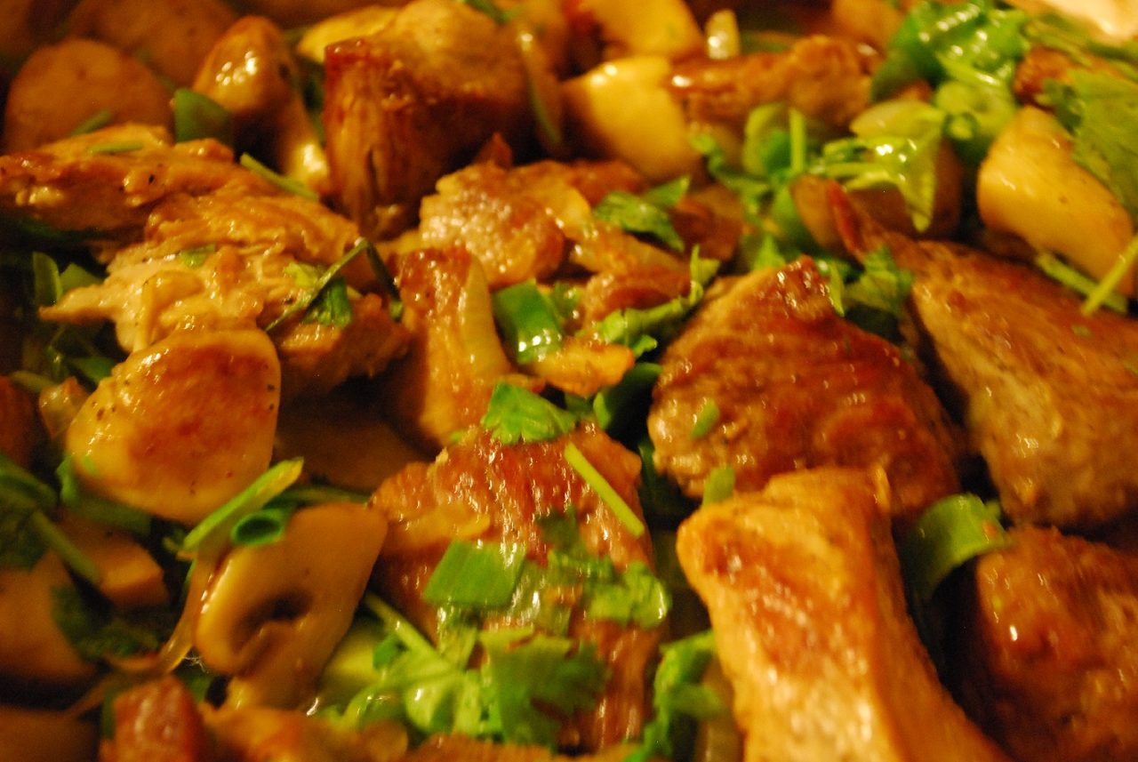 Мясо с помидором и зеленью