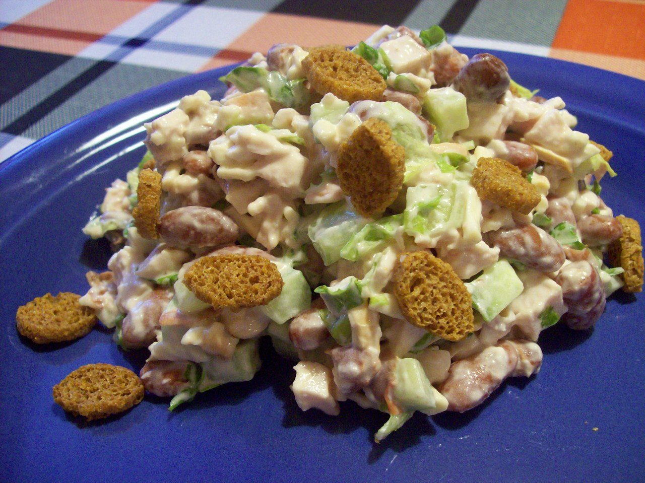 Салат с кириешками и сайрой