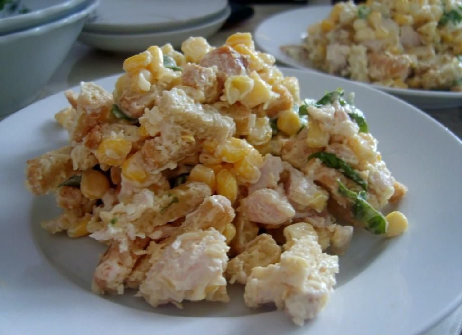 Салат с кириешками, фасолью, копченой колбасой