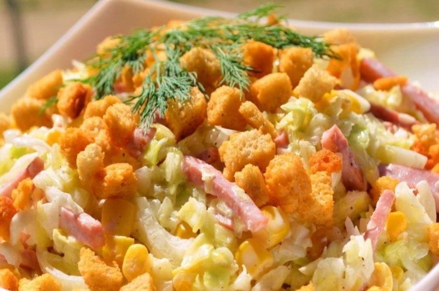 Салат с кириешками, корейской морковкой и копченой курицей