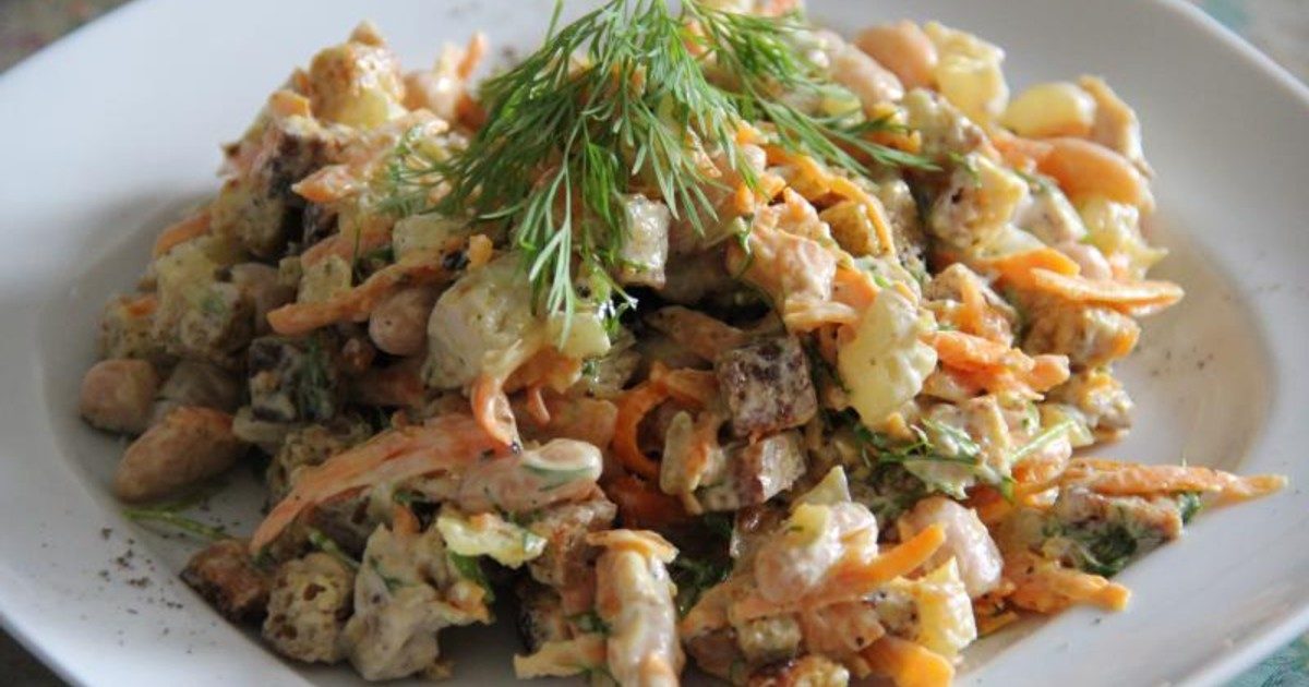 Салат с кириешками, пекинской капустой и свежим огурцом