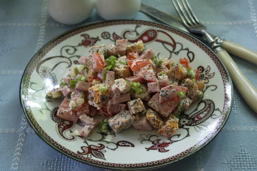 Салат с кириешками, маком и помидорами