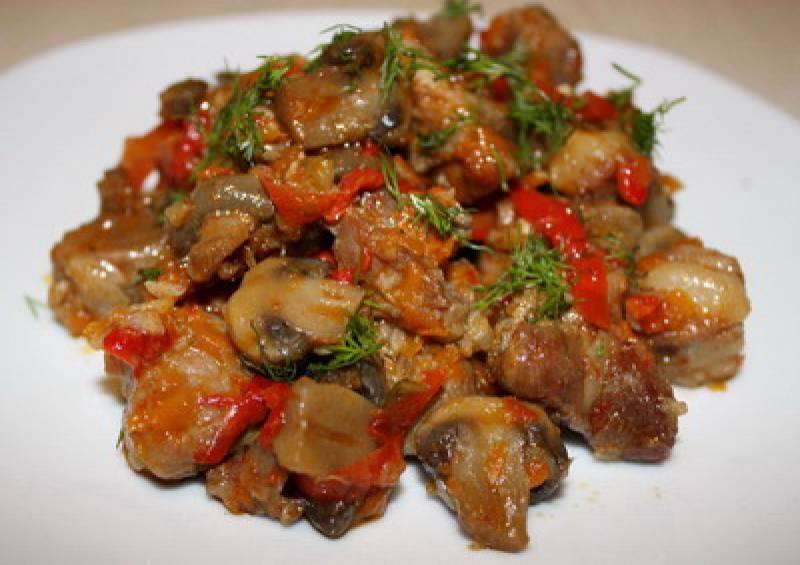 Во время тушения можно добавить томатный соус, сладкий перец вк мясу