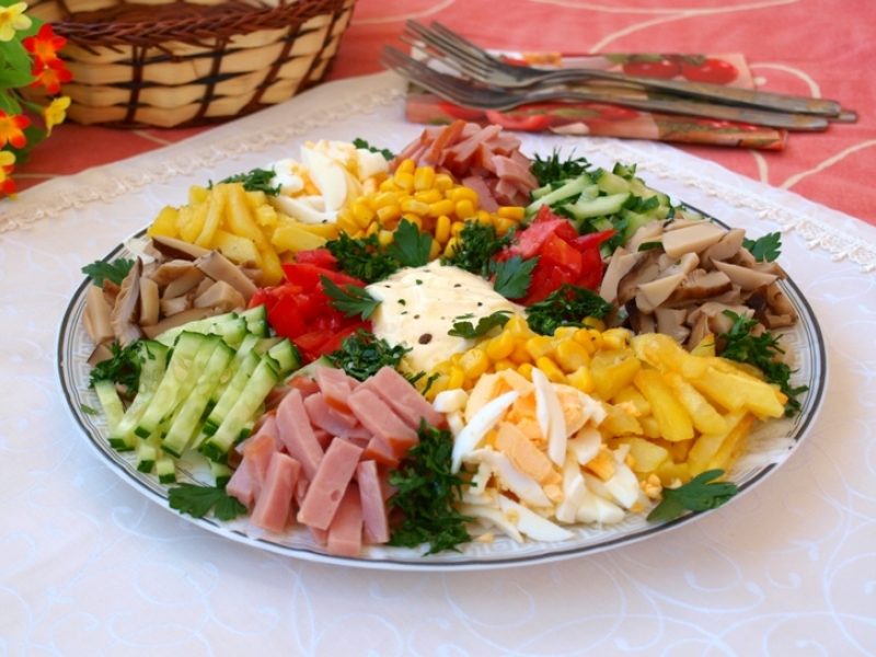 Салат с кириешками, шампиньонами, кукурузой и куриной грудкой