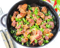 Свинина кусочками, жареная на сковороде: лучшие рецепты. Как вкусно пожарить мясо свинины на сковороде кусочками с луком, овощами, грибами, шампиньонами, сметаной, майонезом, соевым соусом, горчицей, помидорами, сыром, корочкой, маринованную: рецепты