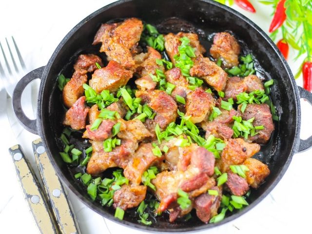 Свинина кусочками, жареная на сковороде: лучшие рецепты. Как вкусно пожарить мясо свинины на сковороде кусочками с луком, овощами, грибами, шампиньонами, сметаной, майонезом, соевым соусом, горчицей, помидорами, сыром, корочкой, маринованную: рецепты