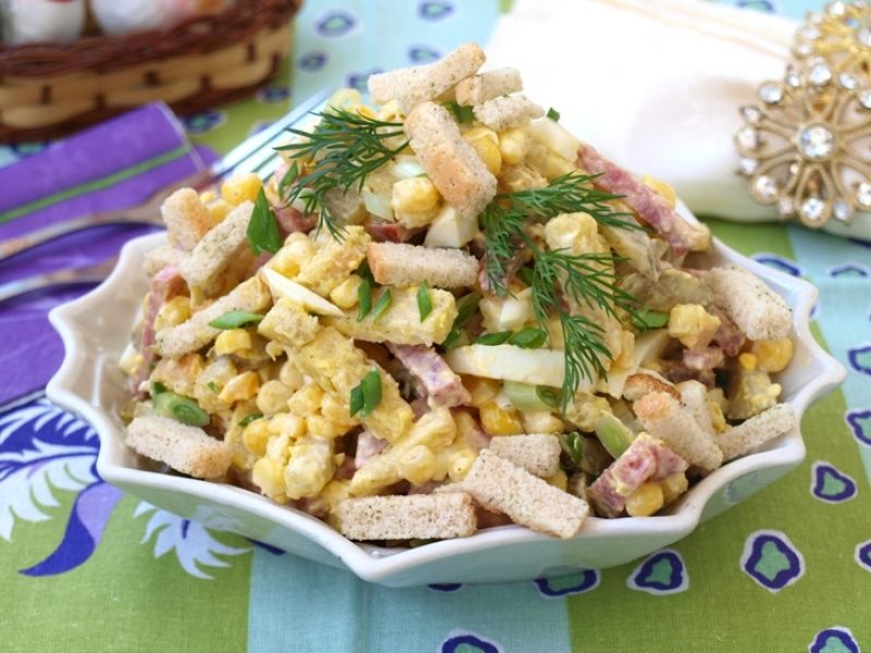 Салат с кириешками и луком, пережаренным с морковью