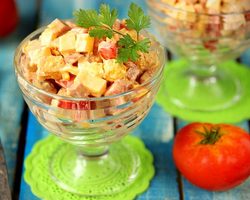 Салат с кириешками: лучшие рецепты. Как вкусно приготовить салат с кириешками, фасолью, копченой колбасой, кукурузой, курицей, помидорами, ананасом, сыром, крабовыми палочками, грибами, маком, капустой, ветчиной, грибами, сайрой