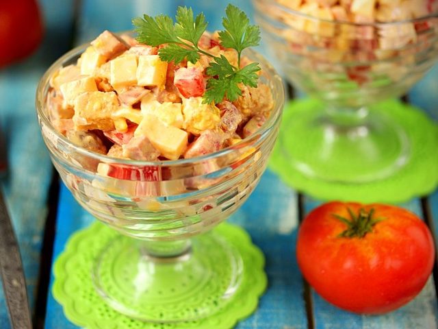 Салат с кириешками: лучшие рецепты. Как вкусно приготовить салат с кириешками, фасолью, копченой колбасой, кукурузой, курицей, помидорами, ананасом, сыром, крабовыми палочками, грибами, маком, капустой, ветчиной, грибами, сайрой