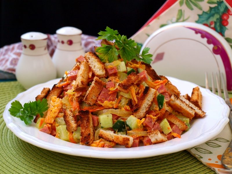 Салат с кириешками, ветчиной и грибами