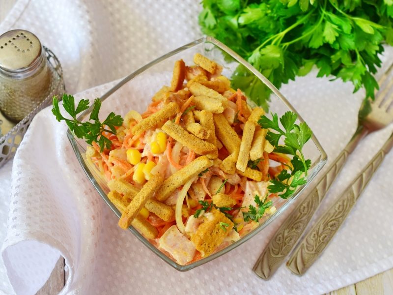 Красивая подача салата с кириешками