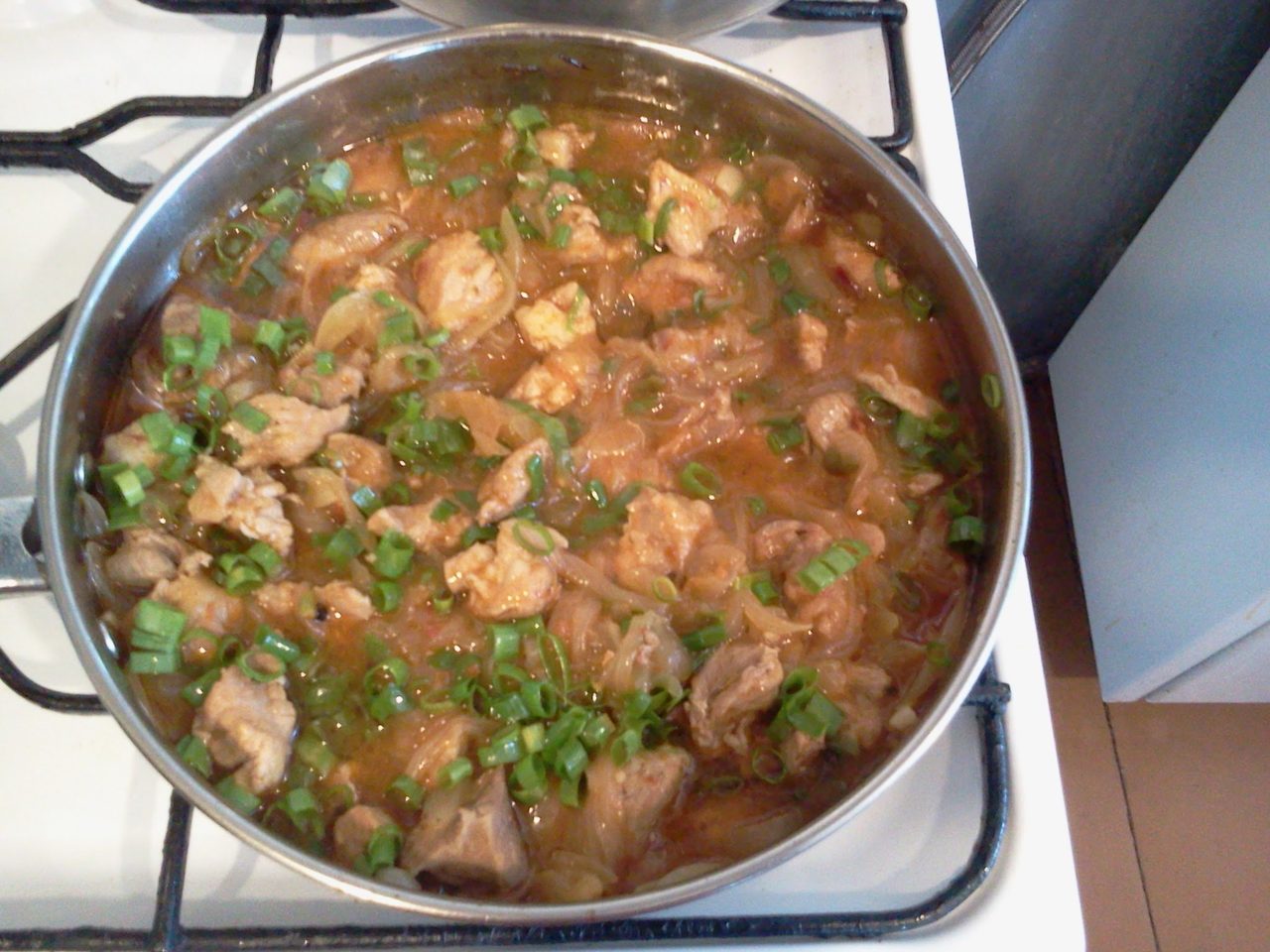 Мясо свинины с подливкой и чесноком