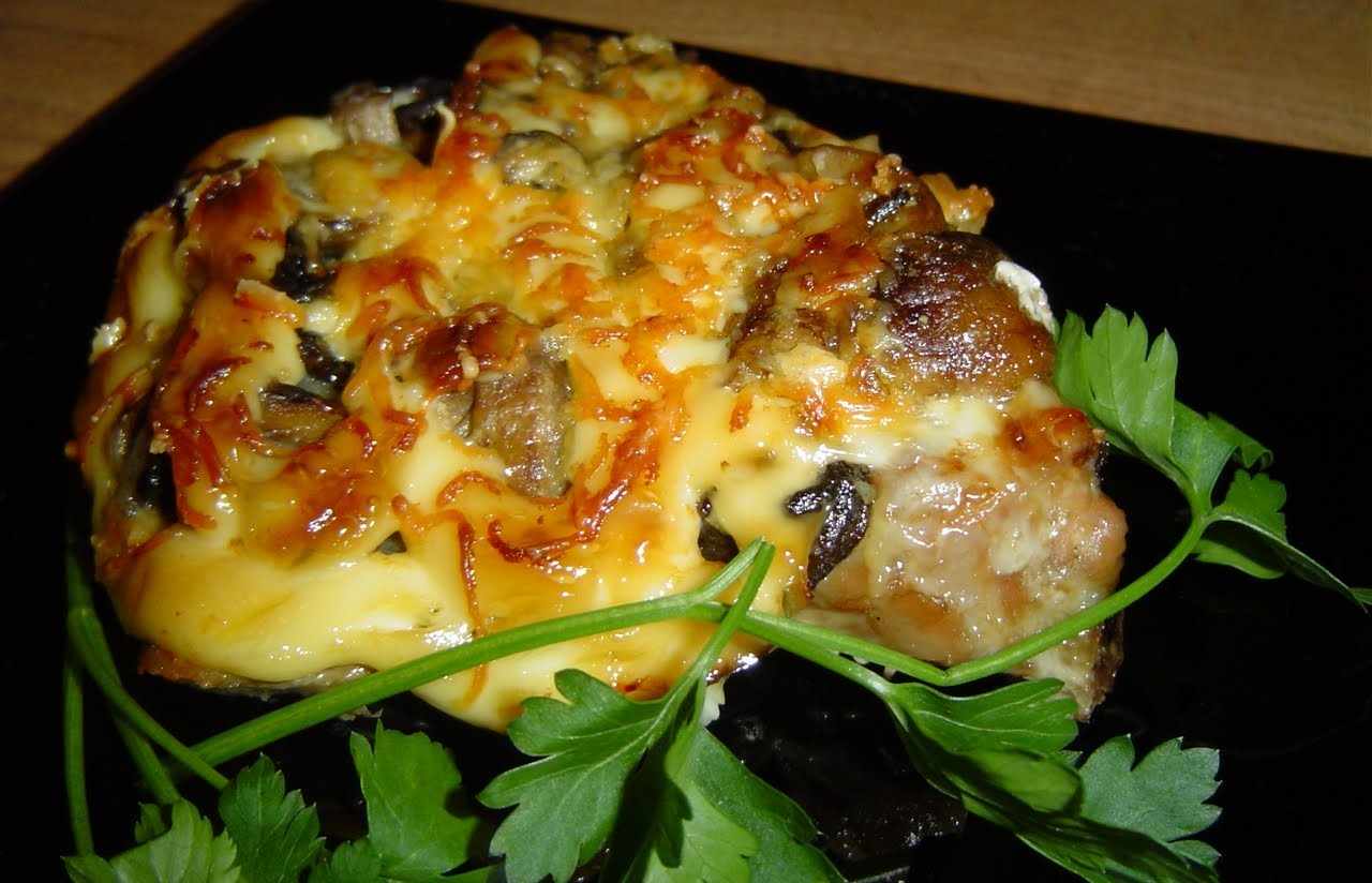 Свинина с грибами, сыром