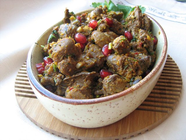 Свинина, тушеная с подливкой: лучшие рецепты. Как вкусно потушить мясо свинины с подливкой из сметаны, как в детском садике, с кетчупом, чесноком в духовке, на сковороде, в мультиварке большими кусками и маленькими кусочками: рецепты