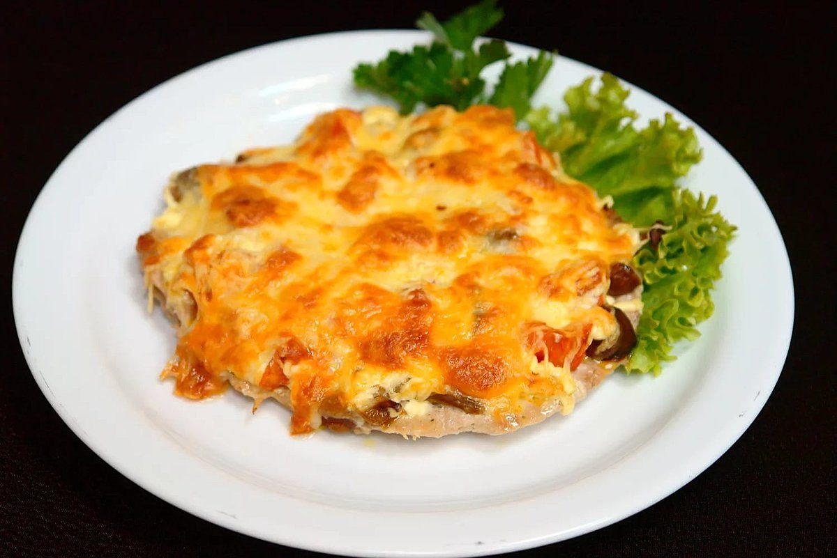 Свинина с помидорами, сыром, грибами, запеченная в духовке
