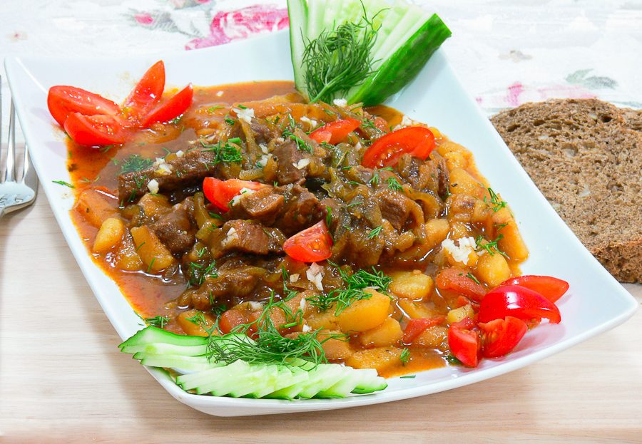 Азу с гарниром и травами