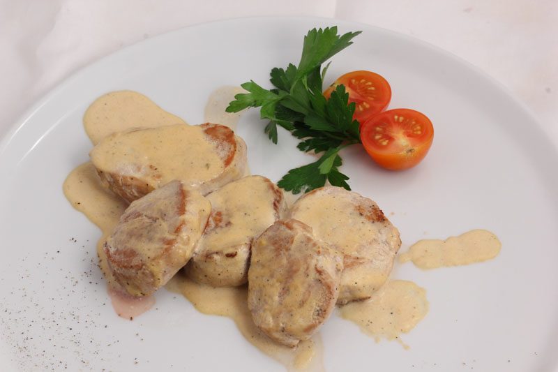 Вкусные медальоны из свинины в сливочно-грибном соусе