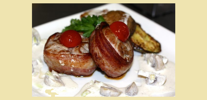 Вкусные медальоны из свинины в беконе