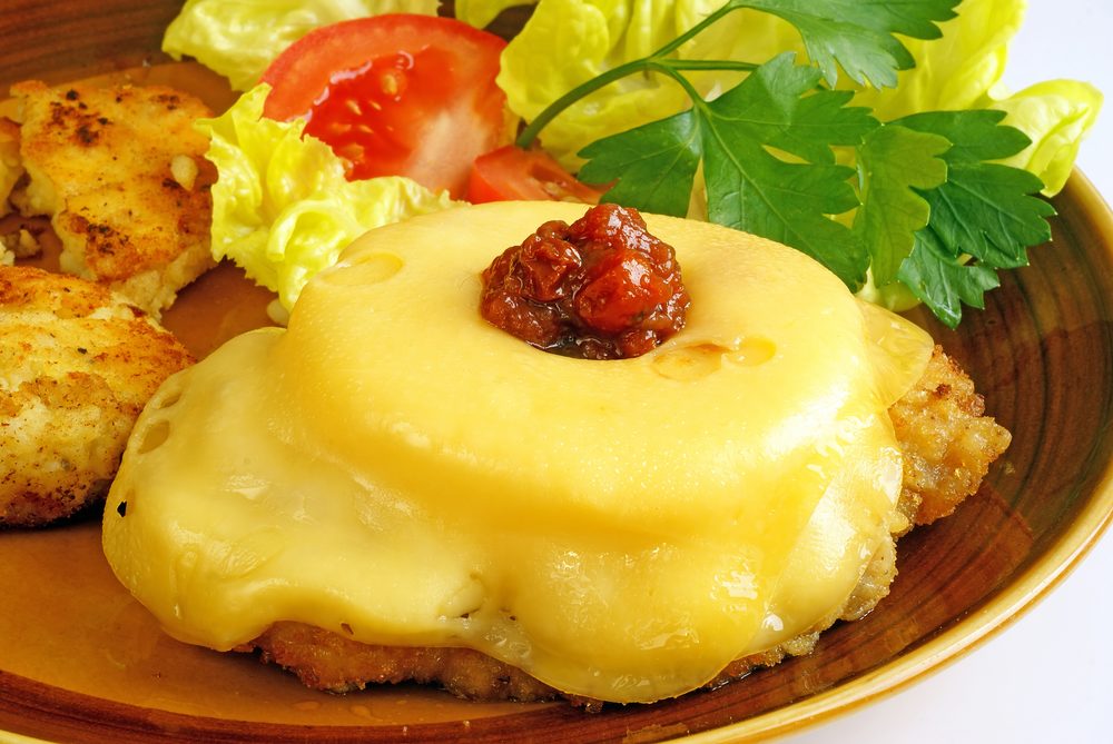 Вкусные медальоны из свинины с ананасами