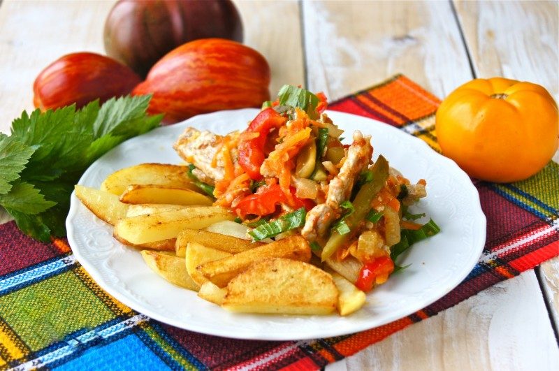 Добавленные к свинине маринованные огурчики