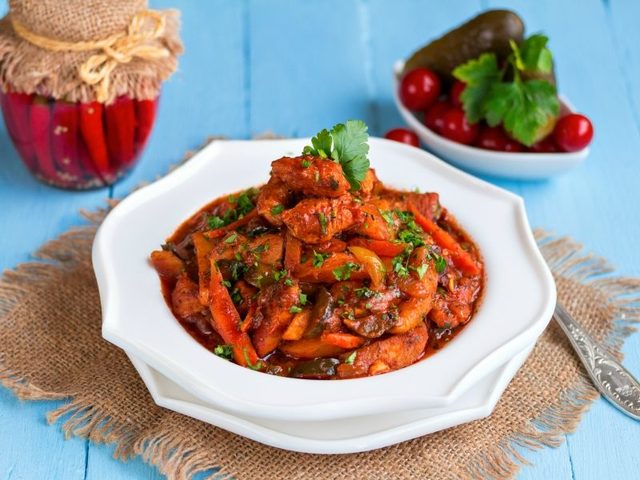 Азу из свинины: лучшие рецепты с солеными и маринованными огурцами, по-татарски, с подливкой, сметаной, без томатной пасты, с картофелем, рисом, кабачками и баклажанами. Из какой части мяса свинины делают азу?