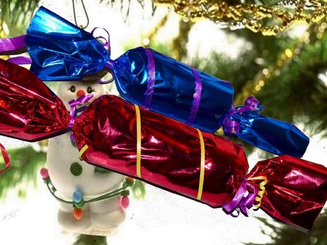 Как сделать конфеты, леденец из бумаги и картона поэтапно своими руками пошагово: мастер-класс, фото. Новогодние конфеты оригами большие из ватмана, листа А4, маленькие на елку, в детский сад: схемы, трафареты. Как украсить конфеты из бумаги и картона?