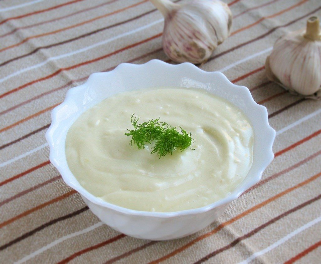 Чесночный соус для курицы из сметаны, майонеза, чеснока, зелени