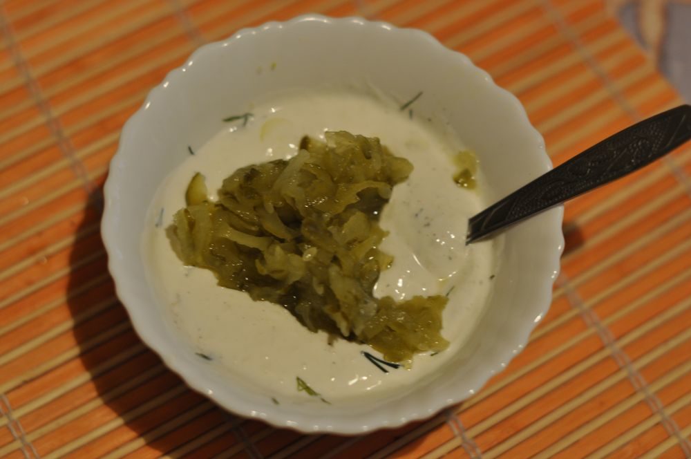Соус из сметаны, укропа и соленых огурцов