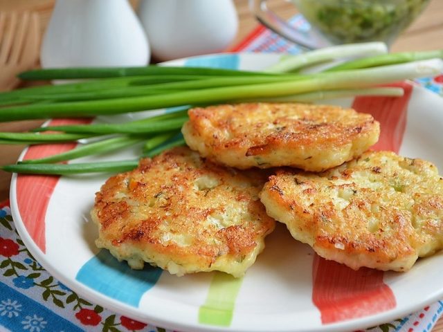 Сколько калорий в мясных и рыбных жареных, запеченных и паровых котлетах? Какая калорийность в паровой и жареной котлете по-киевски, из говядины, свинины, курицы, индейки, рыбы на 100 граммов: таблица