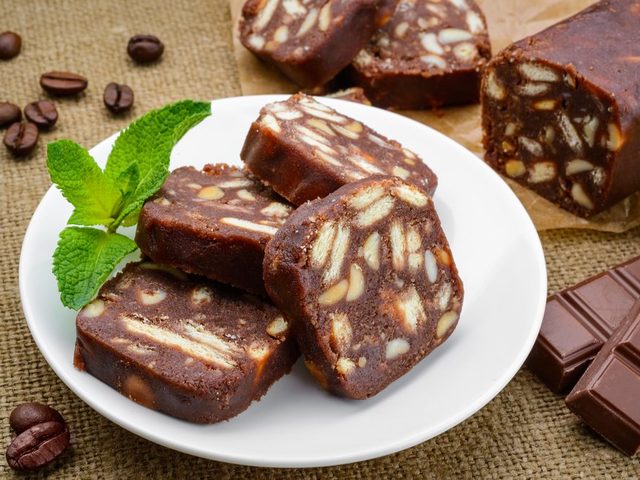 Шоколадная колбаса из печенья: простой классический пошаговый рецепт из детства. Как сделать вкусную шоколадную колбасу из печенья и какао, со сгущенкой, без масла, с орехами, шоколадом, изюмом, Сникерсом, из детской смеси без выпечки: рецепты