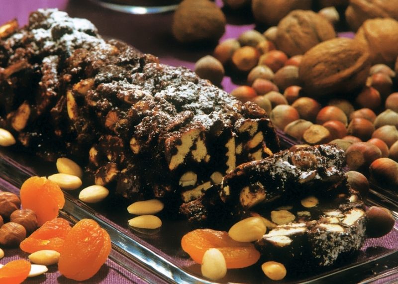 Сладкая колбаса с орехами