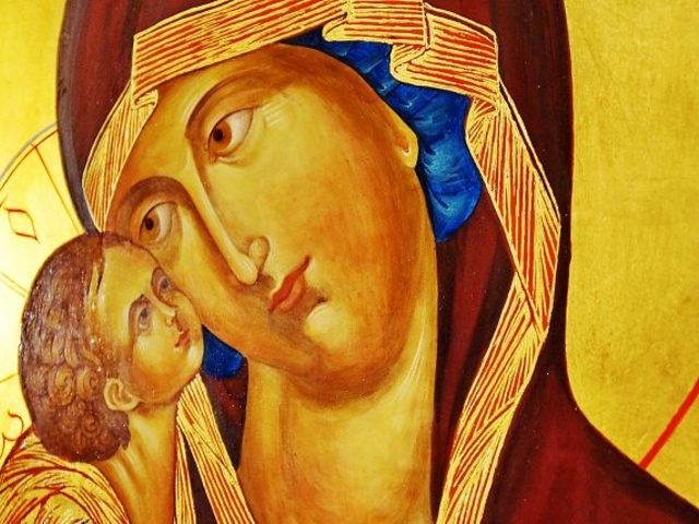 К чему мироточат, плачут иконы в церкви, дома: народные приметы. Что означает, когда мироточит икона Вседержитель, Николая Чудотворца, Божией Матери, Семистрельная? Что делать, если мироточит икона дома?