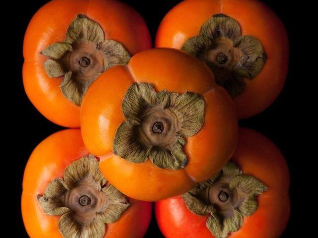 Как правильно выбрать спелую, вкусную сладкую хурму, чтобы не вязала: советы. Как правильно есть хурму: со шкуркой или без шкурки, утром или вечером? Как правильно почистить и красиво нарезать хурму на стол: советы, идеи, фото