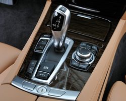 В автомобиле коробка робот и автомат: в чем разница, что надежнее, лучше, дешевле? Чем отличается коробка робот от коробки автомата и вариатора в автомобиле: сравнение визуальное и в принципе действия. На каких автомобилях самые надежные автоматы роботы?