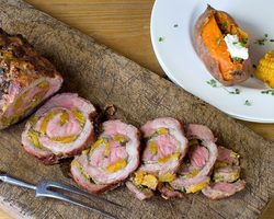 Мясные рулетики из свинины с начинкой: лучшие рецепты. Как приготовить свиные фаршированные рулетики из шейки свинины с грибами шампиньонами, сыром, черносливом, курагой, грецким орехом, перцем, беконом, чесноком, грушей, в сливках в духовке и на сковороде: рецепт